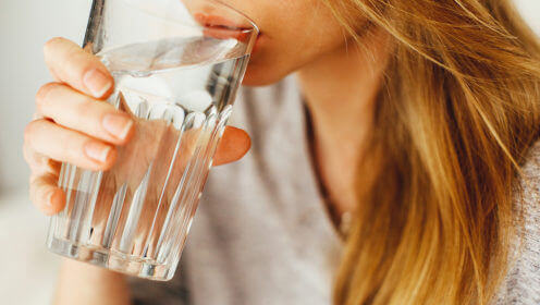Beneficios del agua mineral en la edad adulta